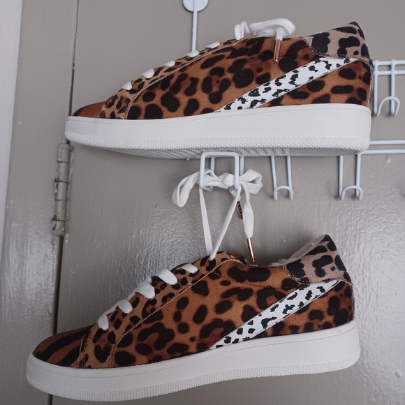 Folklore  Couture Handbag &  Nature Breeze  Sneakers - Picture 4 of 6